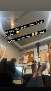 Ariel Tweto feet photo thumbnail