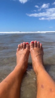 Ariel Tweto feet photo thumbnail