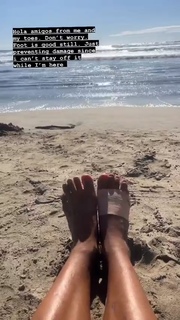 Ariel Tweto feet photo thumbnail