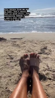 Ariel Tweto feet photo thumbnail