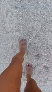 Ariel Tweto feet photo thumbnail