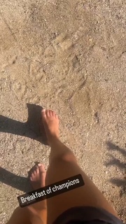 Ariel Tweto feet photo thumbnail