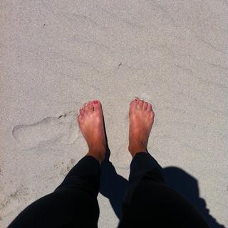 Ariel Tweto feet photo thumbnail