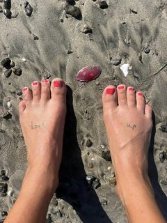 Ariel Tweto feet photo thumbnail