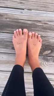 Ariel Tweto feet photo thumbnail