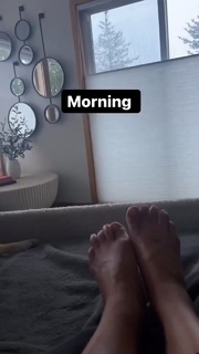 Ariel Tweto feet photo thumbnail