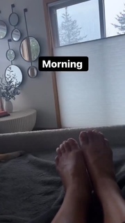 Ariel Tweto feet photo thumbnail