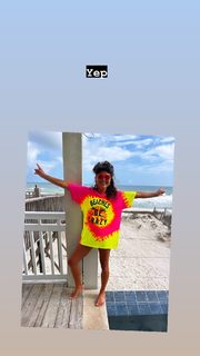 Ariel Tweto feet photo thumbnail