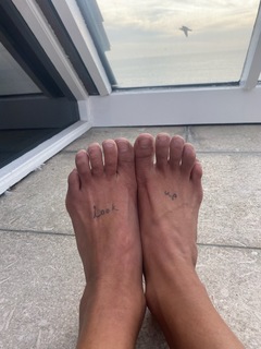 Ariel Tweto feet photo thumbnail