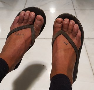 Ariel Tweto feet photo thumbnail