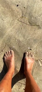 Ariel Tweto feet photo thumbnail