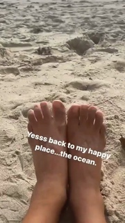 Ariel Tweto feet photo thumbnail