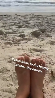 Ariel Tweto feet photo thumbnail