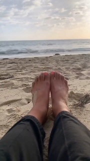 Ariel Tweto feet photo thumbnail