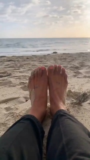 Ariel Tweto feet photo thumbnail