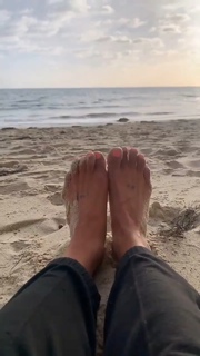 Ariel Tweto feet photo thumbnail