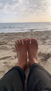 Ariel Tweto feet photo thumbnail