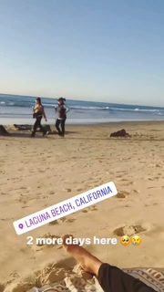 Ariel Tweto feet photo thumbnail
