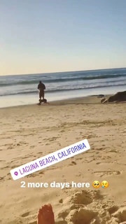 Ariel Tweto feet photo thumbnail