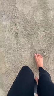 Ariel Tweto feet photo thumbnail