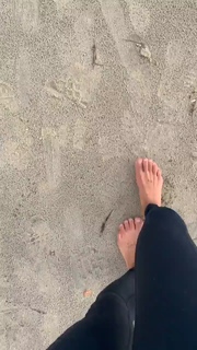 Ariel Tweto feet photo thumbnail