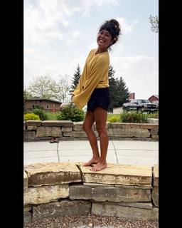 Ariel Tweto feet photo thumbnail