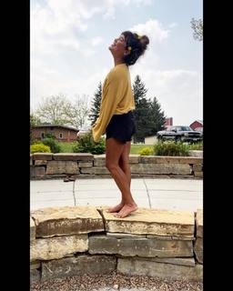 Ariel Tweto feet photo thumbnail
