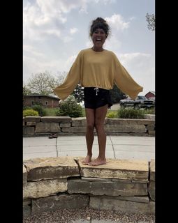 Ariel Tweto feet photo thumbnail