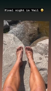 Ariel Tweto feet photo thumbnail