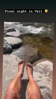 Ariel Tweto feet photo thumbnail