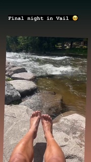 Ariel Tweto feet photo thumbnail