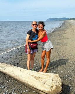 Ariel Tweto feet photo thumbnail
