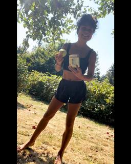 Ariel Tweto feet photo thumbnail
