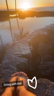 Ariel Tweto feet photo thumbnail