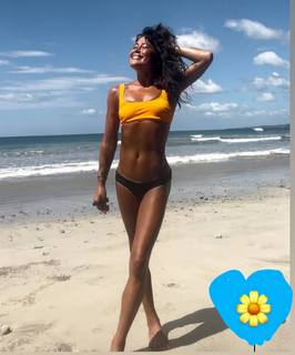 Ariel Tweto feet photo thumbnail
