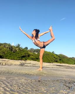 Ariel Tweto feet photo thumbnail