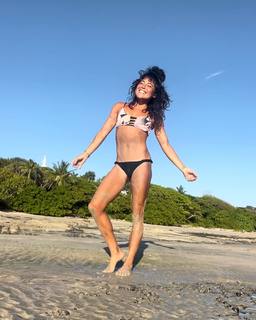 Ariel Tweto feet photo thumbnail