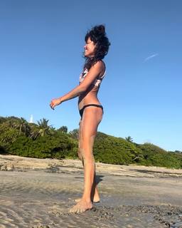 Ariel Tweto feet photo thumbnail