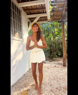 Ariel Tweto feet photo thumbnail