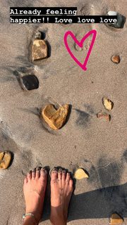 Ariel Tweto feet photo thumbnail