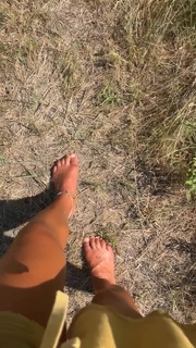 Ariel Tweto feet photo thumbnail