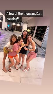 Ariel Tweto feet photo thumbnail
