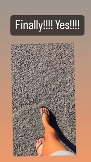 Ariel Tweto feet photo thumbnail