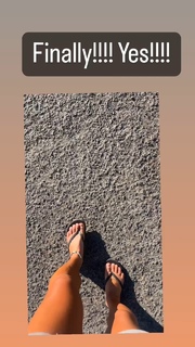 Ariel Tweto feet photo thumbnail