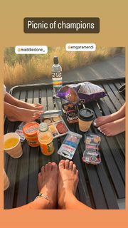 Ariel Tweto feet photo thumbnail