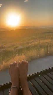 Ariel Tweto feet photo thumbnail