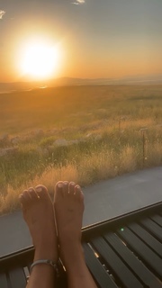 Ariel Tweto feet photo thumbnail
