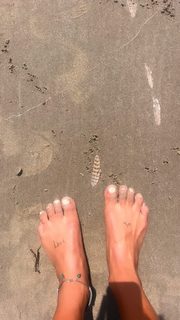 Ariel Tweto feet photo thumbnail