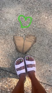 Ariel Tweto feet photo thumbnail