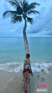 Ariel Tweto feet photo thumbnail